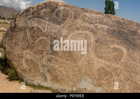 Petroglyph in Stein Garten, Cholpon Ata, Kirgisistan Stockfoto