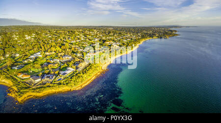 Bird's Eye View Panorama der Mornington Peninsula Küste und luxuriöse Villen in Melbourne, Australien Stockfoto