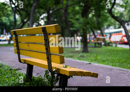Leere gelbe Parkbank in Taipei, direkt neben dem rhe Fahrspuren Stockfoto