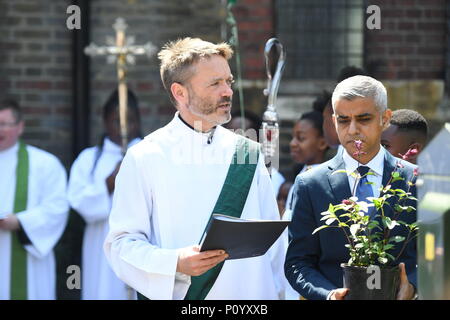 Bürgermeister von London Sadiq Khan nimmt an der Einweihung einer neuen Memorial Garden in der St. Clement's Church, Notting Dale, West London der erste Jahrestag von Grenfell Katastrophe zu markieren. Stockfoto