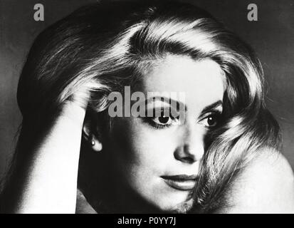 Original Film Titel: APRIL, APRIL. Englischer Titel: APRIL, APRIL. Regisseur: STUART ROSENBERG. Jahr: 1969. Stars: Catherine Deneuve. Quelle: Nationale ALLGEMEINE BILDER / Album Stockfoto