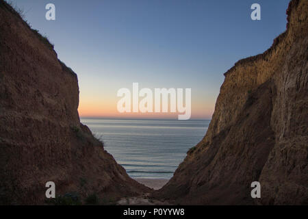 Sonnenaufgang über dem Schwarzen Meer, Ukraine. Blick vom Canyon an der Küste. Oroginal Komposition. Stockfoto