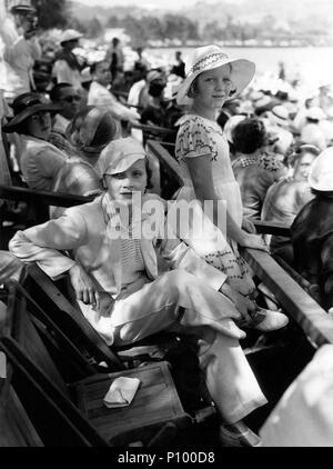 Beschreibung: Marlene Dietrich und ihre Tochter Maria Sieber an einem Polo Match, 1934.. Original Film Titel: Marlene Dietrich: Ihre eigenen Songs. Englischer Titel: Marlene Dietrich: Ihre eigenen Songs. Regisseur: DAVID RIVA. Jahr: 2001. Stars: Marlene Dietrich. Quelle: Metro Goldwyn Mayer/Album Stockfoto