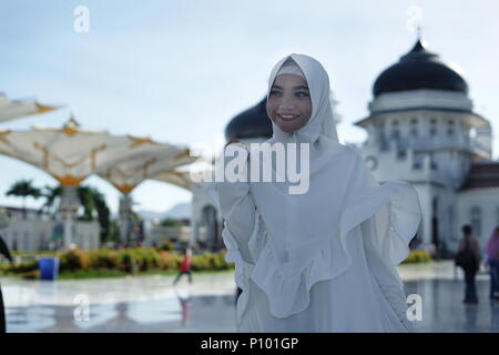 Religiöse schöne asiatische Muslimin hijab tragen Stockfoto