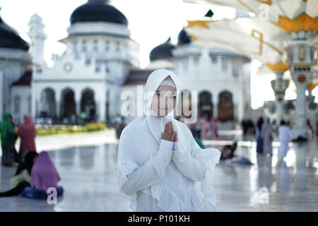 Religiöse schöne asiatische muslimische Frau in der Moschee zu beten Stockfoto