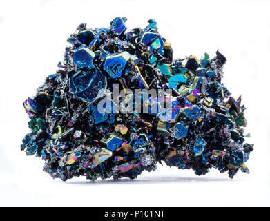 Carborundum (siliciumcarbid) schillernde Mineral, Silicon carbon Halbleiterkristall, auf weißem Hintergrund Stockfoto