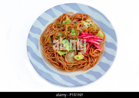 Japanese yakisoba Fake food Dish, Kunststoff fried Ramen noodle Probe auf Platte, shokuhin sampuru, auf weißem Hintergrund Stockfoto