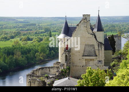 Chinon mittelalterlichen Kalkstein Schloss in Frankreich thront über dem Fluss Vienne an einem klaren Frühlings Stockfoto