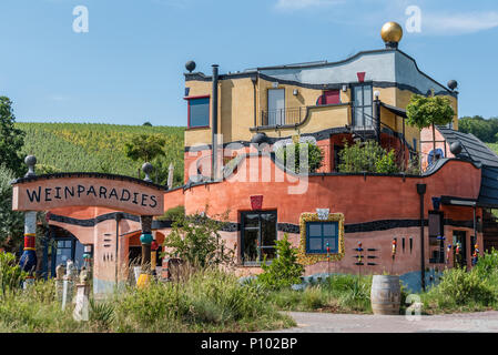 Hundertwasser Architektur, Pbroker ag Weinkellerei, Untereisenheim, Deutschland Stockfoto