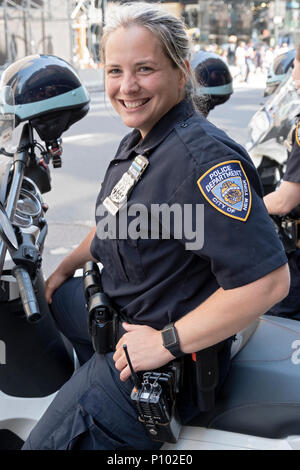 Ein sehr attraktives Motorrad Polizistin auf der Fifth Avenue in Midtown Manhattan, New York City. Stockfoto