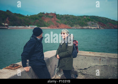 Ein älteres Paar ist entspannen und genießen den Ruhestand am Meer Stockfoto
