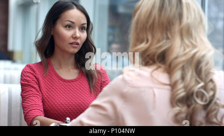 Business woman Händeschütteln, Beenden einer Sitzung Stockfoto
