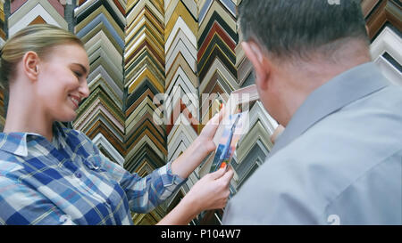 Portrait von glücklichen Kunden, endlich die Suche nach einem Rahmen für Ihr Bild im Frame store Stockfoto