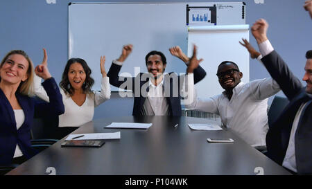 Business Team Erfolg erreichen, Menschen Anheben der Arme und lächelnd Stockfoto