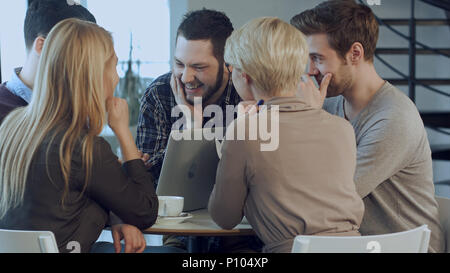 Kreatives Team von jungen Designern zusammen arbeiten in Ihrem Büro während des informellen Treffens Stockfoto