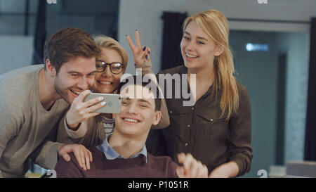 Lächelnd business Leute, die selfie im Tagungsraum auf kreative Büro Stockfoto