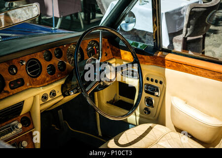 Berlin, Deutschland - Juni 09, 2018: Lenkrad, Armaturenbrett und Innenraum der schönen Oldtimer Cockpit bei Classic Days, ein Oldtimer Event für vintag Stockfoto