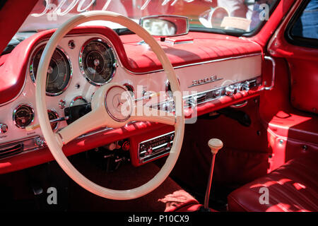 Berlin, Deutschland - Juni 09, 2018: Lenkrad, Armaturenbrett und Innenraum der schönen Oldtimer Cockpit bei Classic Days, ein Oldtimer Event für vintag Stockfoto