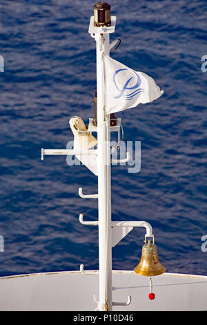 Das Kreuzfahrtschiff MS Paul Gauguin auf Tour um die Gesellschaft Inseln Rarotonga und Atutaki des Pazifiks. Stockfoto