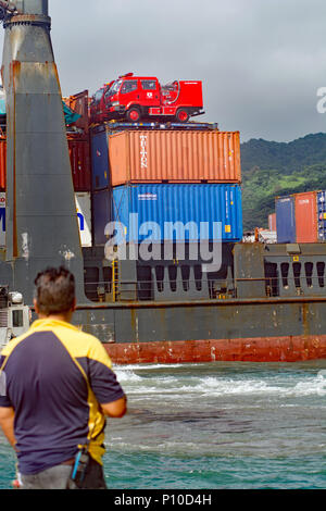 Gespendet Löschfahrzeuge Ankommen auf Containerschiff in Rarotonga. Stockfoto