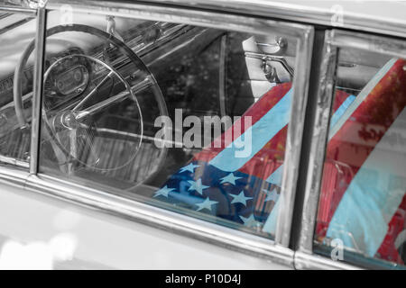 Berlin, Deutschland - Juni 09, 2018: Die alten Cadillac oldtimer Auto Innenraum mit amerikanischen Flagge am Vordersitz bei Classic Days, Oldtimer Veranstaltung in Berlin Stockfoto