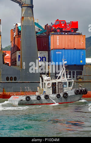 Gespendet Löschfahrzeuge Ankommen auf Containerschiff in Rarotonga. Stockfoto