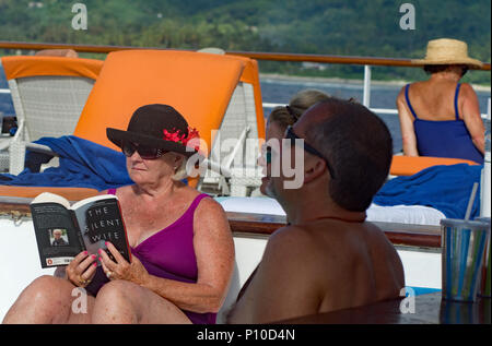 Das Kreuzfahrtschiff MS Paul Gauguin auf Tour um die Gesellschaft Inseln Rarotonga und Atutaki des Pazifiks. Stockfoto