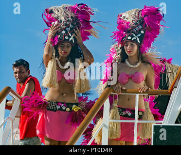 Das Kreuzfahrtschiff MS Paul Gauguin auf Tour um die Gesellschaft Inseln Rarotonga und Atutaki des Pazifiks. Stockfoto