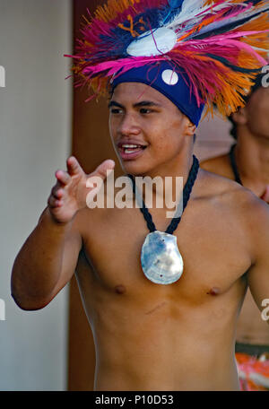 Das Kreuzfahrtschiff MS Paul Gauguin auf Tour um die Gesellschaft Inseln Rarotonga und Atutaki des Pazifiks. Stockfoto