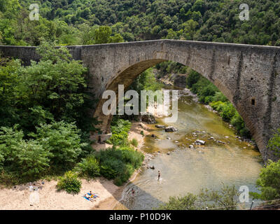 Brücke über die Doux Pont Grand Saint Jean de Muzois Auvergne-Rh ône-Alpes Ardèche Frankreich Stockfoto