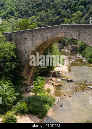 Brücke über die Doux Pont Grand Saint Jean de Muzois Auvergne-Rh ône-Alpes Ardèche Frankreich Stockfoto