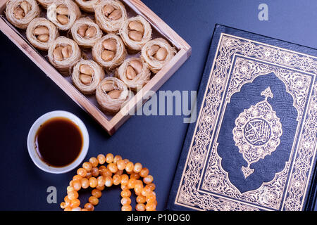 Im Nahen und Mittleren Osten dessert Bulbul Nest knafeh serviert mit arabischen Kaffee schwarz (Qahwah). Blick von oben auf die Turlish Baklava essen Fotografie. Stockfoto