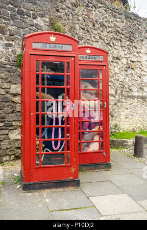 Der tuffed" Ausstellung in der K6 Galerie in Southampton, wird auf dem Display in zwei Denkmalgeschützten roten Telefonzellen, Southampton, England, Großbritannien Stockfoto