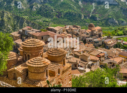 Cattolica di Stilo, Stadt Stilo im Hintergrund, Kalabrien, Italien Stockfoto