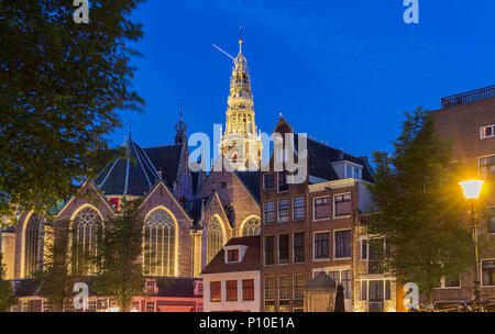 Die alte Kirche Oude Kerk in Amsterdam, Stadt bei Nacht, Niederlande. Stockfoto