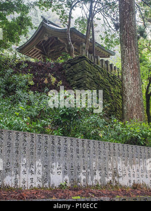 Bell House und Gedenksteine, Daioji Tempel 44, Shikoku 88 Tempel pigrimage, Ehime, Japan. Stockfoto