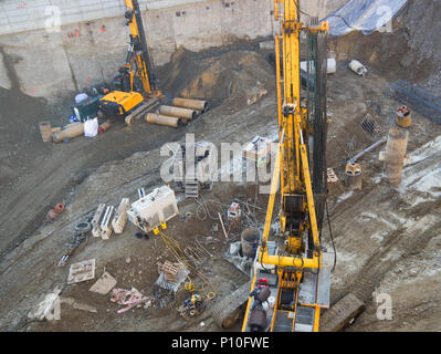 Baustelle Arbeitnehmer mit Luftbild und Maschinen, Menschen arbeiten auf der Baustelle, Ansicht von oben ansehen. Stockfoto