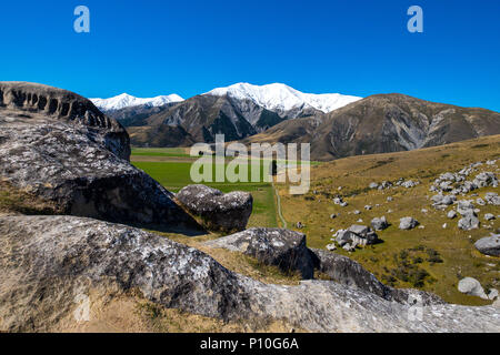 Malerische Aussicht rund um Schloss Berg mit Castle Hill Peak im Hintergrund finden in der Südinsel von Neuseeland Stockfoto