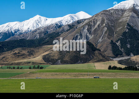 Malerische Aussicht rund um Schloss Berg mit Castle Hill Peak im Hintergrund finden in der Südinsel von Neuseeland Stockfoto