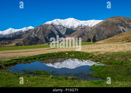 Malerische Aussicht rund um Schloss Berg mit Castle Hill Peak im Hintergrund finden in der Südinsel von Neuseeland Stockfoto