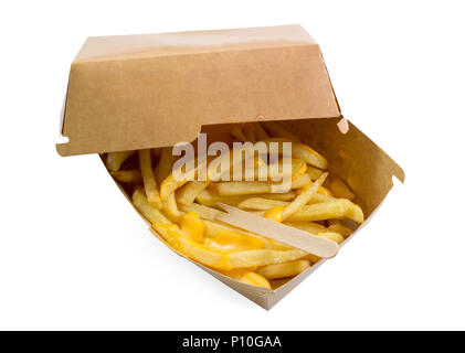 Pommes frites, Bratkartoffeln, Pommes Frites mit gelben Käse oder Sauce brown box isoliert weißer Hintergrund Draufsicht mit Freistellungspfaden. Stockfoto