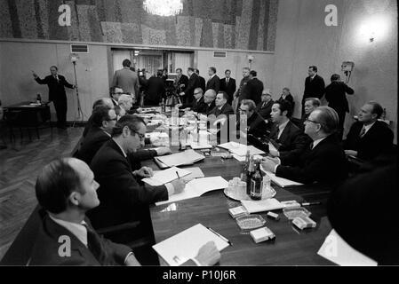 Präsident Ford trifft mit dem sowjetischen Generalsekretär Leonid Breschnew im Konferenzsaal in Okeansky Sanitarium, Wladiwostok, UDSSR. November 23, 1974. Ebenfalls vorhanden sind Außenminister Henry Kissinger, Generalleutnant Brent Scowcroft, Botschafter Walter Stoessel, Außenminister Andrei Gromoyko, Botschafter Anatoli Dobrynin, Victor Sukhrodev und andere Stockfoto