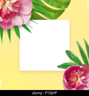Verschiedene rote Blumen Kopf Draufsicht auf gelbem Hintergrund Stockfoto