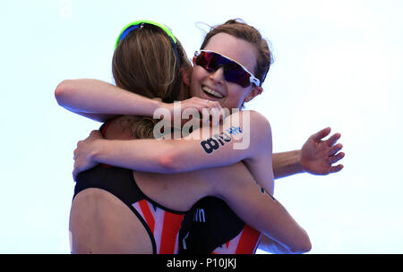 Großbritanniens Vicky Holland (links) feiert erfolgreichen Rennen der Elite Frauen mit zweiter Georgien Taylor-Brown während der 2018 ITU World Triathlon Series in Leeds platziert. Stockfoto