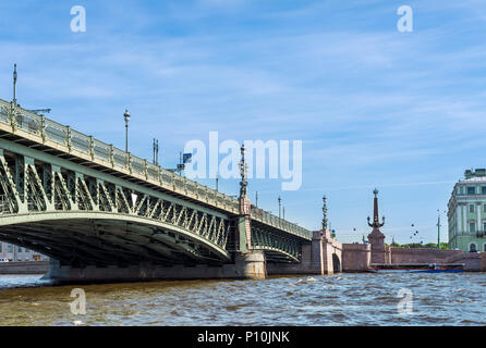 Details über eine der Brücken über die Newa in Sankt Petersburg, Russland bei schönem sonnigen Sommertag, getönten Bild Stockfoto