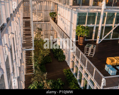 Modernes, geräumiges Interieur mit grünen Stockfoto