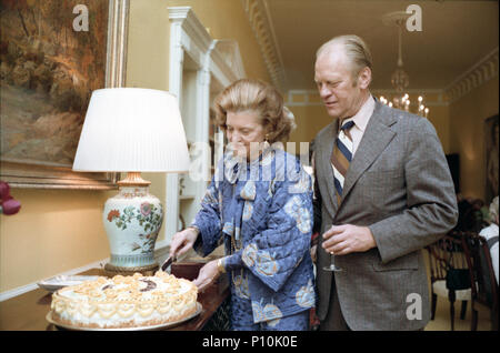 1975, Oktober 15 - Zweite Etage - Das Weiße Haus - Gerald R. Ford, Betty Ford - schneiden, mit Kuchen - Präsident und Frau Ford's 27. Hochzeitstag feiern Dinner Party Stockfoto