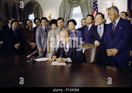 1976, April 24 - Das Kabinett Zimmer - das Weiße Haus - Gerald R. Ford, Gerald R. Ford, Edward H. Levi, Attorney General, Paul Bannai, Abgeordnet (R - Kalifornien), Allgemeine Leonard F. Chapman, USMC, Ret., ehemaliger Kommandant der Marine Corps; Kommissar der US-amerikanischen Amt für Einwanderung und Einbürgerung, Stephen Doi, Mitglied des Ausschusses der Präsident Ford Nordkalifornien, Wes Doi, Nordkalifornien, Western Nevada-Japanese amerikanische Bürger Liga (Jacl), Senator Daniel Inouye (D - Hawaii), Senator Hiram L. Fong (R-Ohio), Ross Harano, ehemaliger Mittelwesten Gouverneur Stockfoto