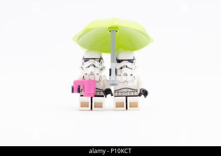 Mini Abbildung von Storm Trooper einen Drink mit einem von ihnen zu beobachten. Lego Minifiguren sind von der Lego Gruppe hergestellt. Stockfoto