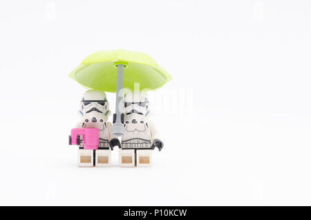 Mini Abbildung von Storm Trooper einen Drink mit einem von ihnen zu beobachten. Lego Minifiguren sind von der Lego Gruppe hergestellt. Stockfoto